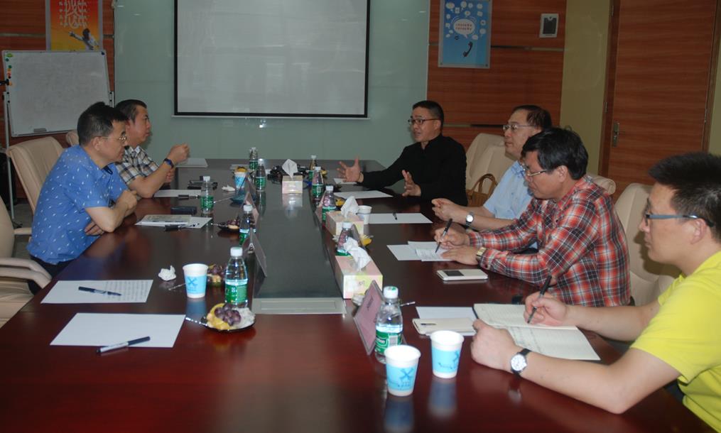 圖為：亞泰光電總經理鄭翔與政協、科協領導座談