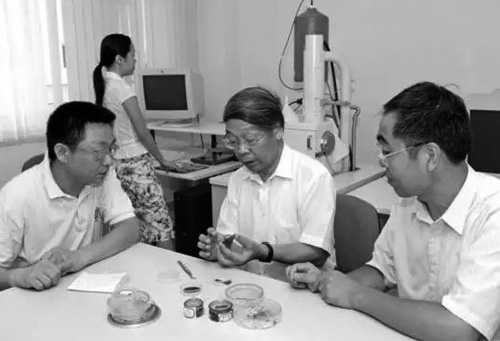 牛憨笨院士指導(dǎo)青年教師工作