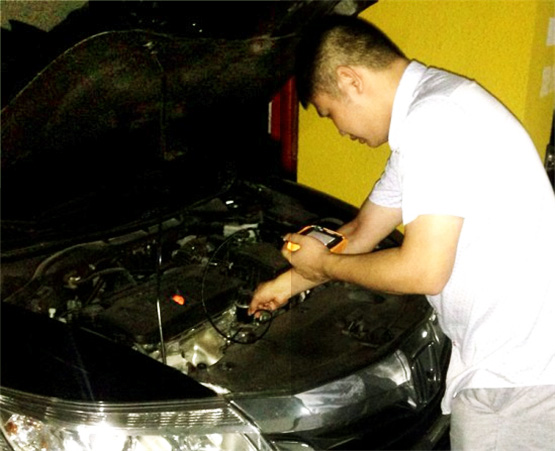 車主周先生用CIE汽車內(nèi)窺鏡給自己愛車做維護(hù)檢測