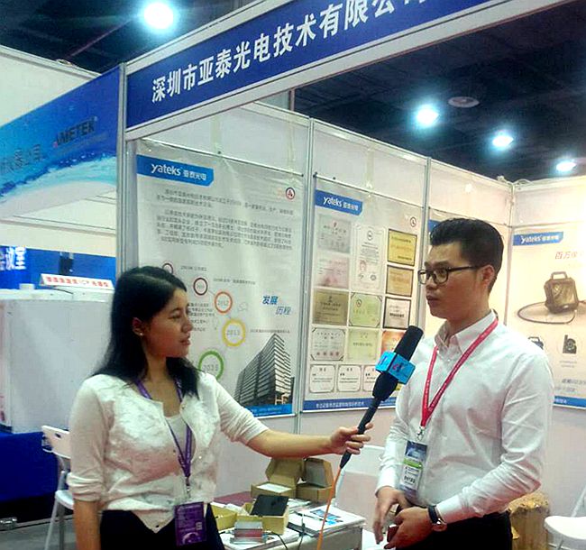 亞泰光電油監測液事業部工作人員接受媒體采訪