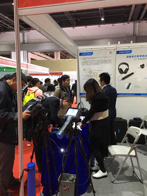 亞泰光電展臺前現場咨詢與留言觀眾