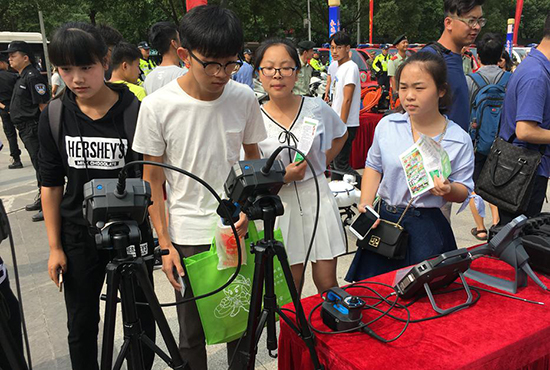 活動現場周邊大學生操作亞泰光電內窺鏡產品