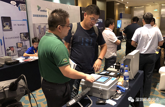 工作人員現(xiàn)場給客戶講解在線油液監(jiān)測系統(tǒng)