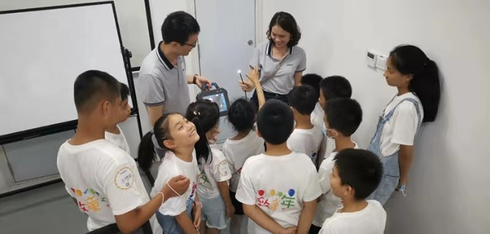 小朋友們走進(jìn)亞泰,現(xiàn)場參觀,感受內(nèi)窺鏡之奧秘