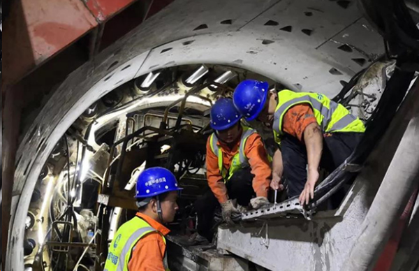 工程人員現(xiàn)場(chǎng)安裝、調(diào)試設(shè)備